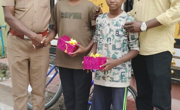 மதுரை: ரோட்டில் கீழே கிடந்த பர்ஸை எடுத்து காவல் நிலையத்தில் ஒப்படைத்த சகோதரர்கள்!