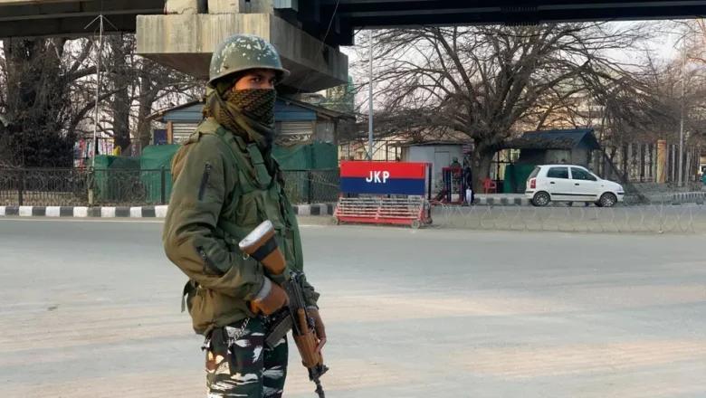 ஜம்மு-காஷ்மீர்: பயங்கரவாத குழுக்களின் தகவல் தொடர்பு வலையமைப்பை நசுக்க காவல்துறை நடவடிக்கைகளை தீவிரப்படுத்தியுள்ளது.