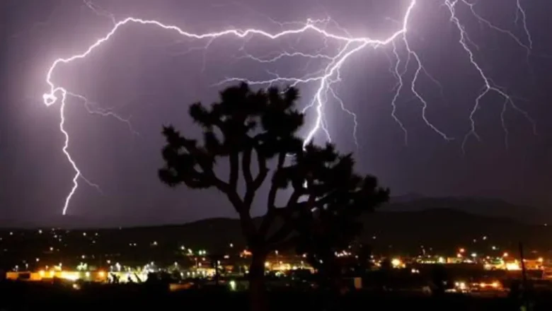 இந்தியாவில் மின்னலை முன்கூட்டியே கணிக்கும் மேம்பட்ட அமைப்பை இஸ்ரோ உருவாக்கியுள்ளது.