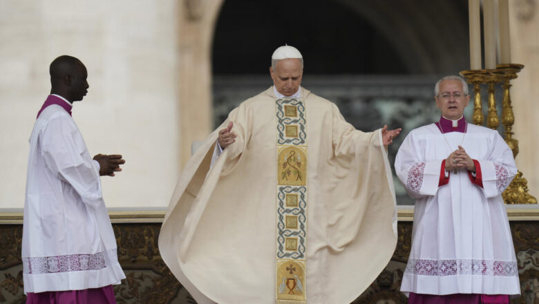 போப்பாக பதவியேற்ற பதினான்காம் லியோ (Pope Leo XIV). பதவியேற்பு நிகழ்ச்சி வெகு விமரிசையாக நடைபெற்றது.