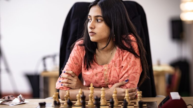 இந்தியாவின் திவ்யா தேஷ்முக் : முன்னாள் மகளிர் உலக சாம்பியனை தோற்கடித்து இறுதிப் போட்டிக்கு முன்னேறி வரலாறு படைத்தார்.