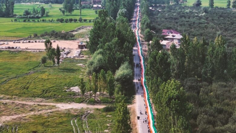 ஜம்மு காஷ்மீரில் 2 கிமீ நீளமுள்ள தேசிய கொடியுடன் பிரமாண்ட சுதந்திர தினப் பேரணி – 5000 பேர் பங்கேற்பு!