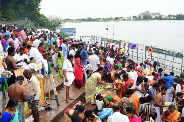 ஆடிப்பெருக்கு: மக்கள் புனித நீராடி வழிபாடு!