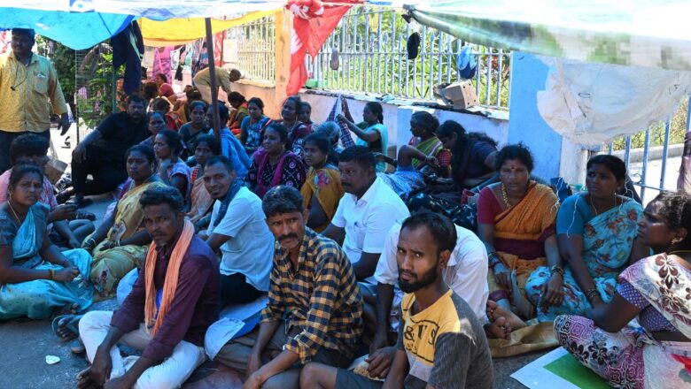 மதுரை தூய்மை பணியாளர்கள் உண்ணாவிரதப் போராட்டம், 200-க்கும் மேற்பட்டோர் கைது.