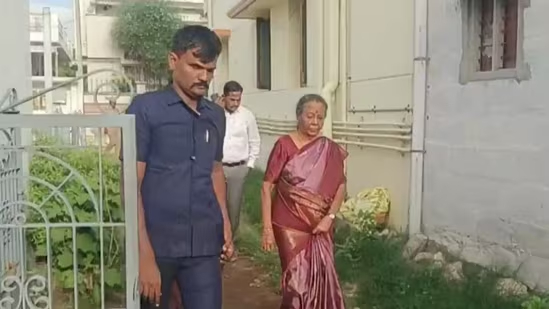 கரூர் கூட்ட நெரிசல் விசாரணை :ஓய்வுபெற்ற நீதிபதி அருணா ஜெகதீசன் தொடர்ந்து ஆய்வு.