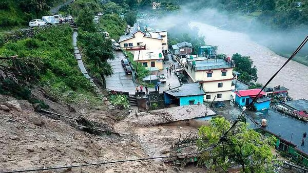 உத்தரகண்ட் மாநிலம் சாமோலியில் மேக வெடிப்பு காரணமாக 6 வீடுகள் புதைந்தன, 7 பேர் காணவில்லை!