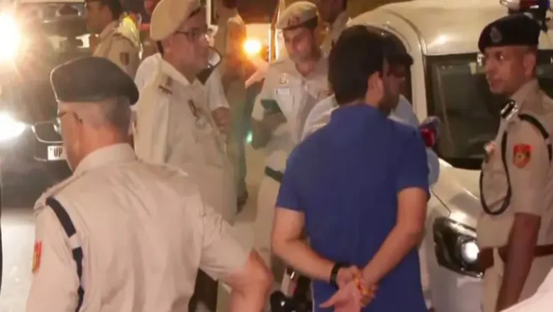 அகமதாபாத்தில் சட்டவிரோதமாக வசித்து வந்த 17 வங்கதேச பெண்கள் கைது செய்யப்பட்டனர்.