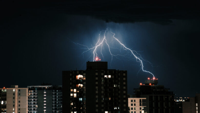 சென்னையில் மொட்டை மாடியில் மின்னல் தாக்கி ஒருவர் பலி! மின்னல் தாக்காமல் இருக்க என்ன செய்ய வேண்டும். விரிவான கட்டுரை!