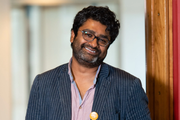 பிரித்தானியாவின் உயரிய கவிதை விருதை பெற்ற இலங்கைத் தமிழ் தம்பதியரின் மகன்!